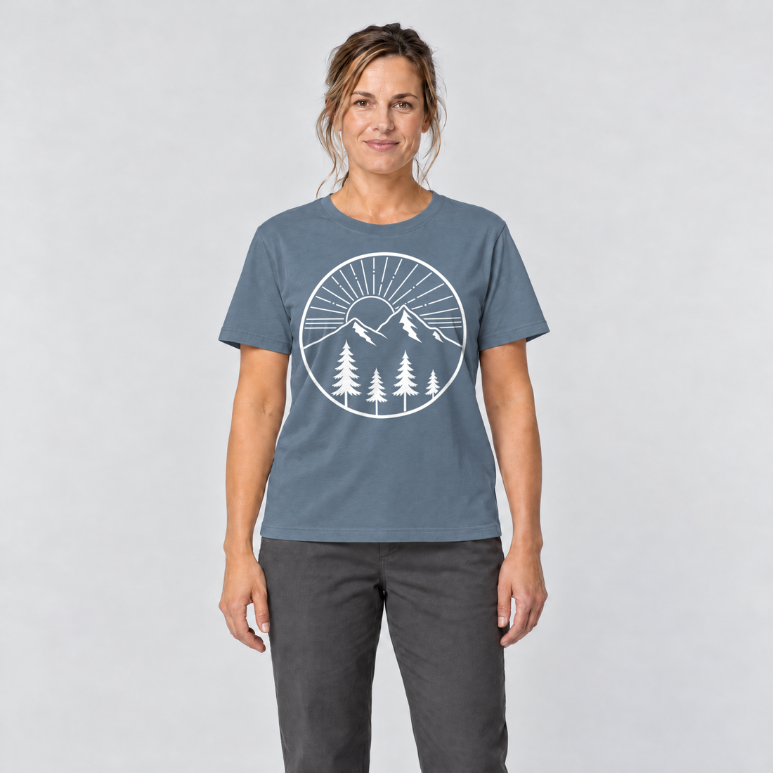Frau trägt Bergmorgen – T-Shirt Unisex in Steinblau, Ansicht von vorn