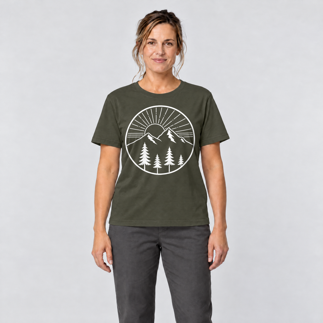 Frau trägt Bergmorgen – T-Shirt Unisex in Oliv, Ansicht von vorn