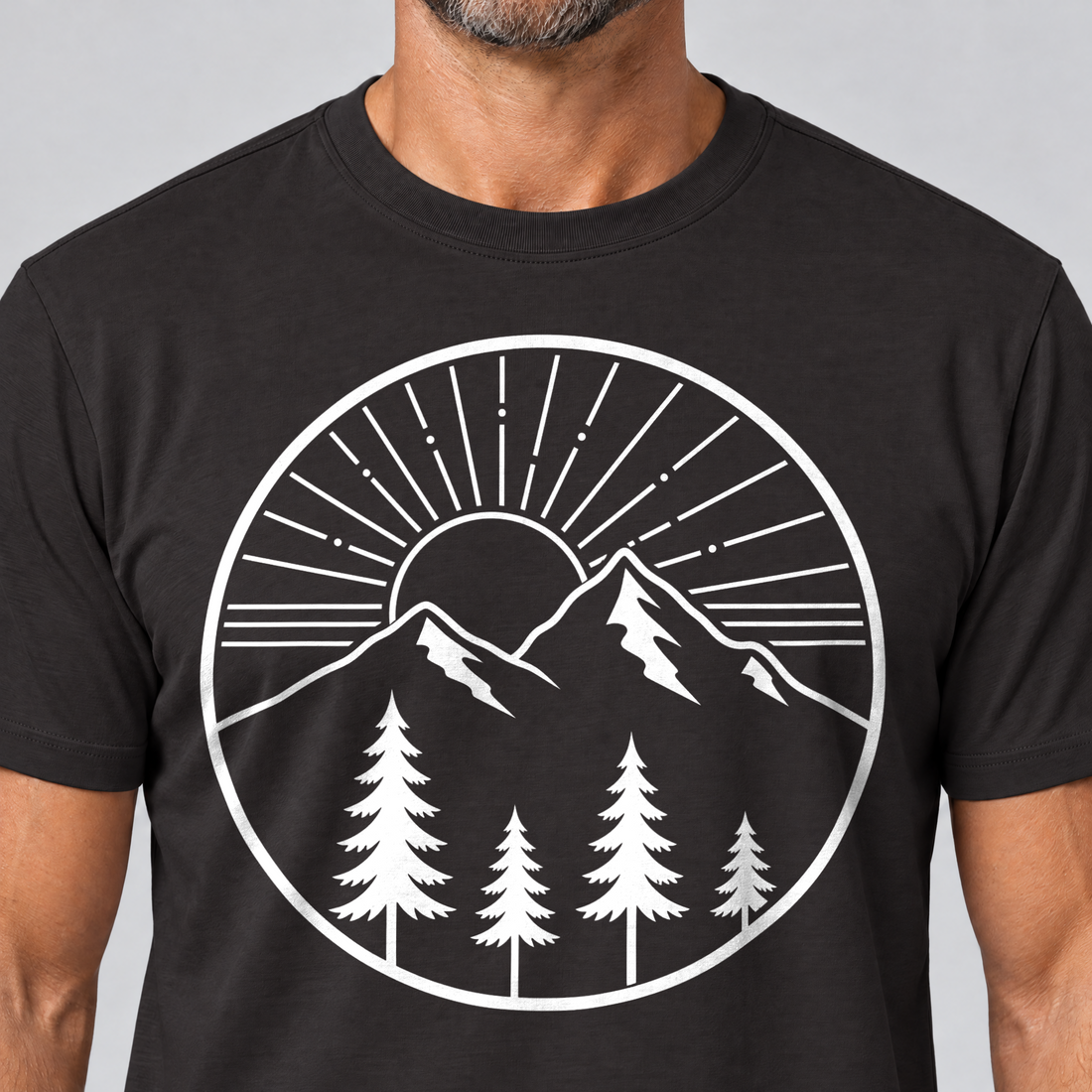 Nahaufnahme des Drucks: Bergmorgen – T-Shirt Unisex in Schwarz, von einem Mann getragen
