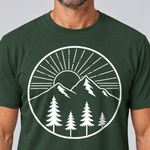 Nahaufnahme des Drucks: Bergmorgen – T-Shirt Unisex in Flaschengrün, von einem Mann getragen