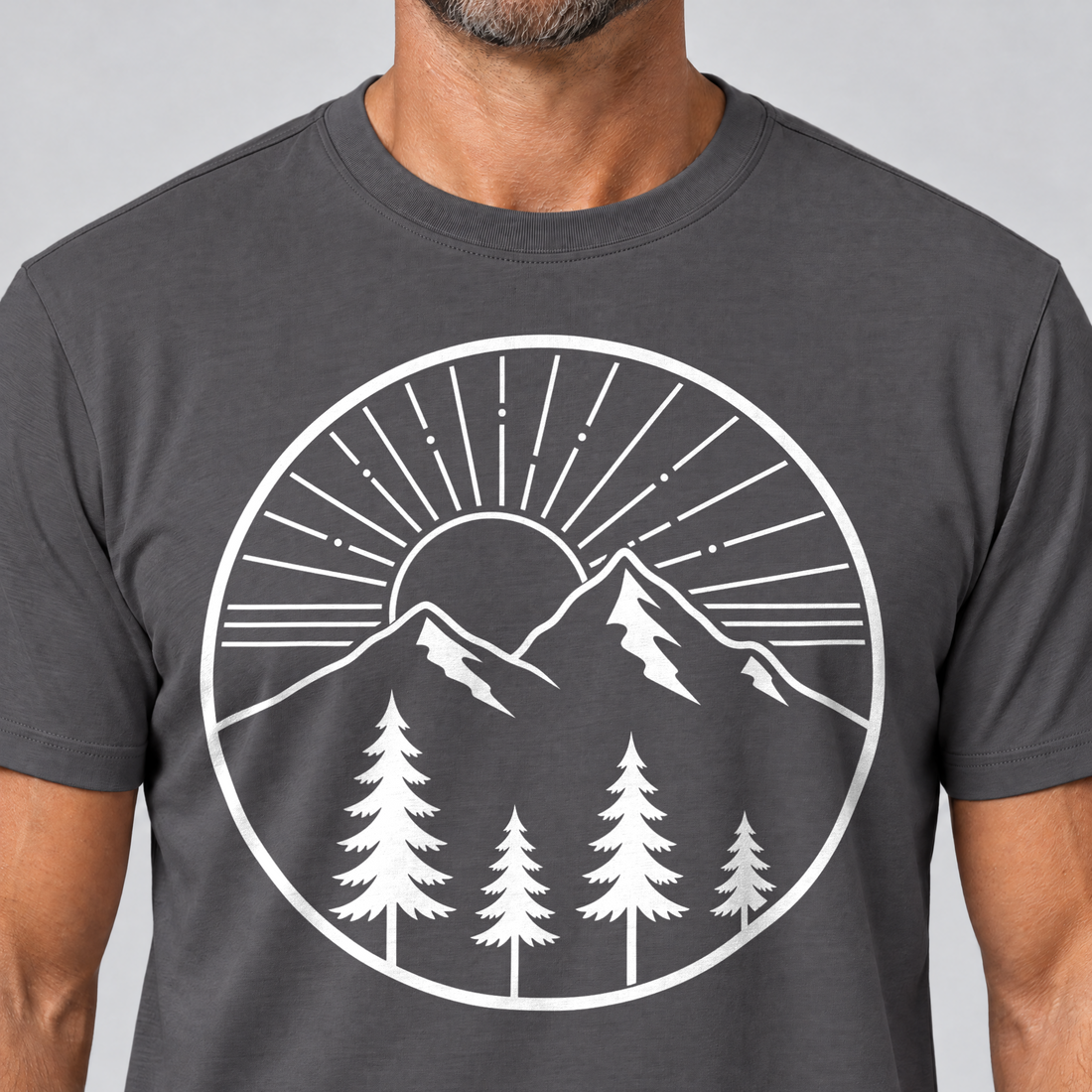 Nahaufnahme des Drucks: Bergmorgen – T-Shirt Unisex in Dunkelgrau, von einem Mann getragen