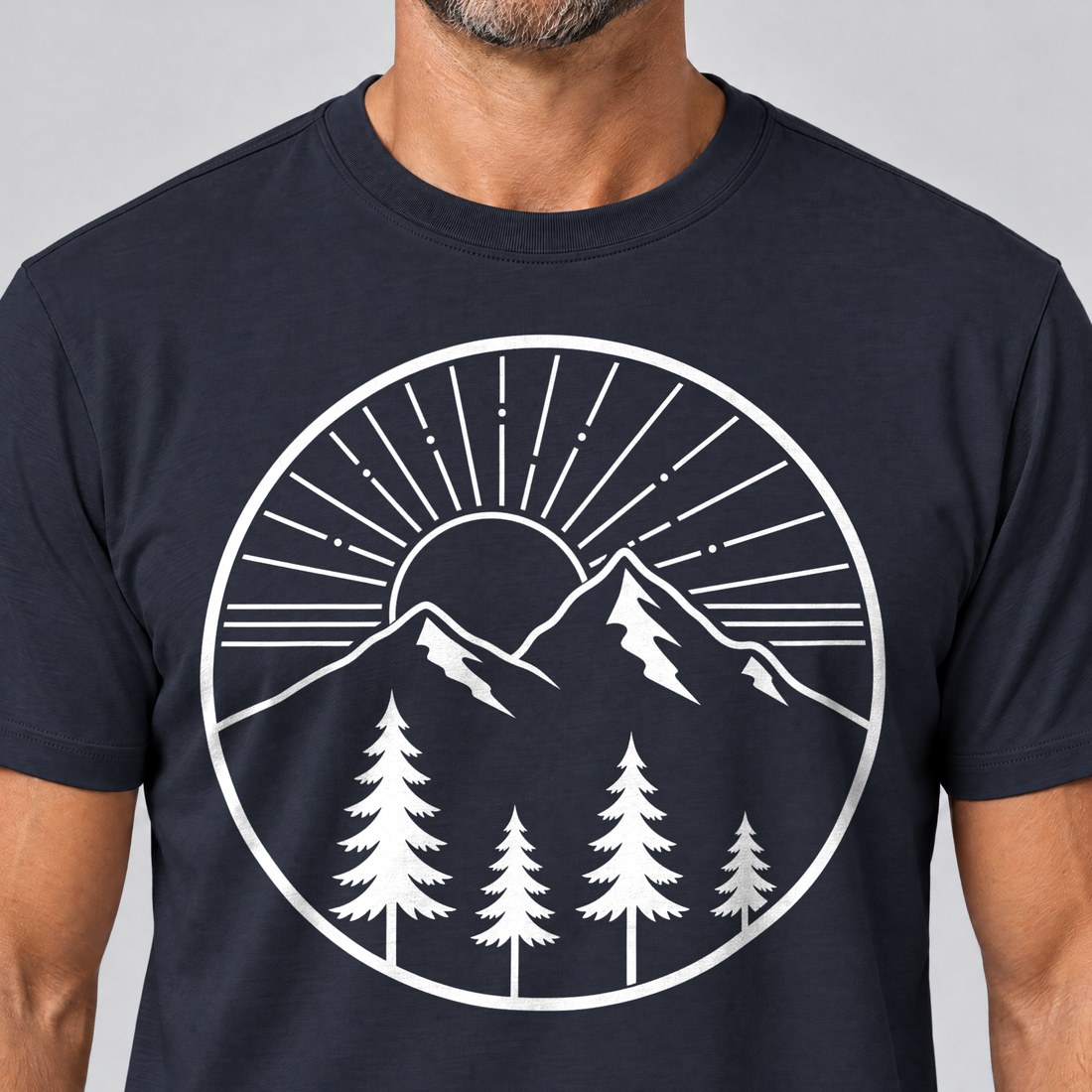 Nahaufnahme des Drucks: Bergmorgen – T-Shirt Unisex in Navy, von einem Mann getragen