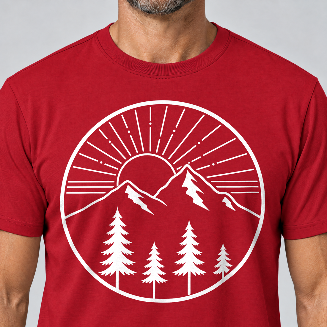 Nahaufnahme des Drucks: Bergmorgen – T-Shirt Unisex in Rot, von einem Mann getragen