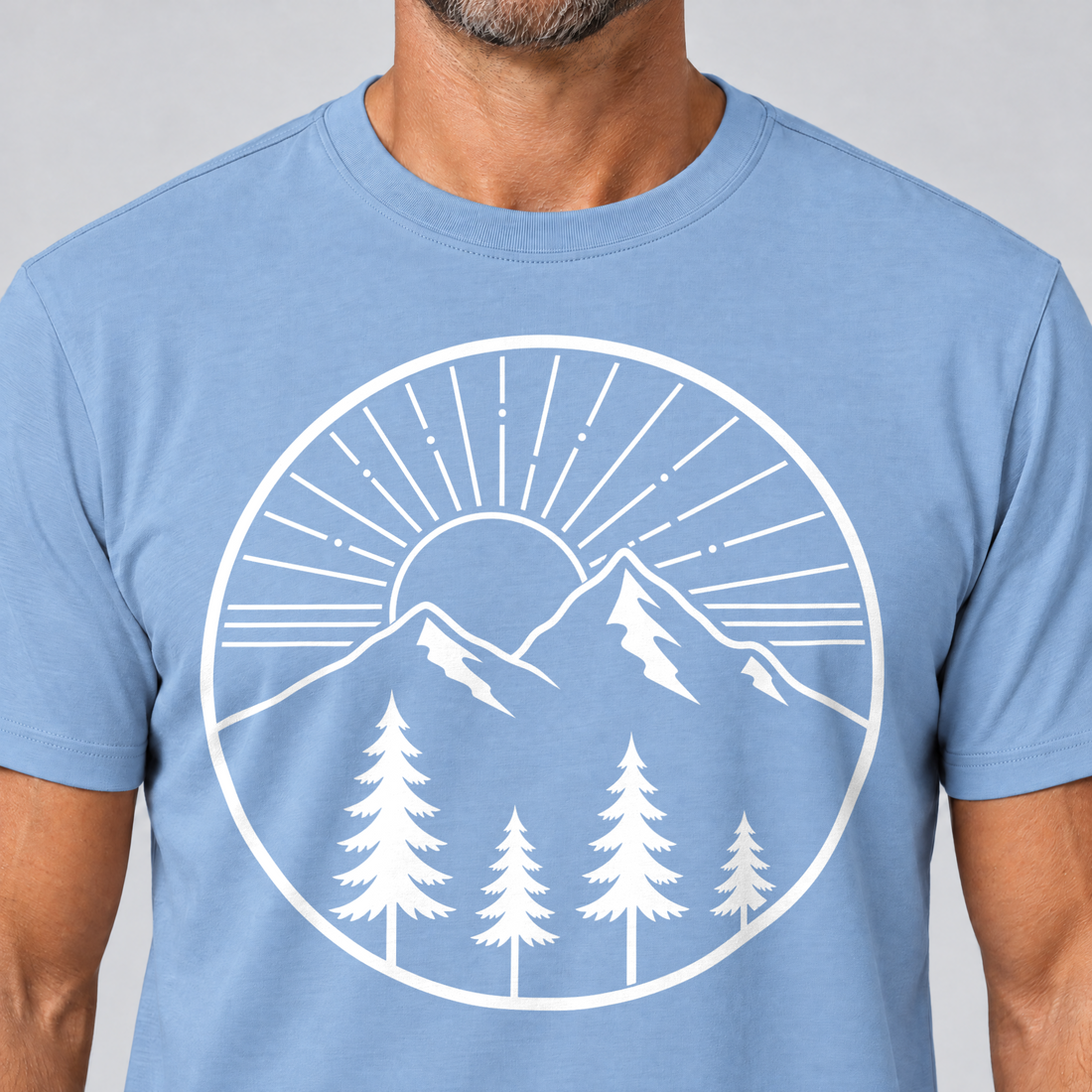 Nahaufnahme des Drucks: Bergmorgen – T-Shirt Unisex in Himmelblau, von einem Mann getragen