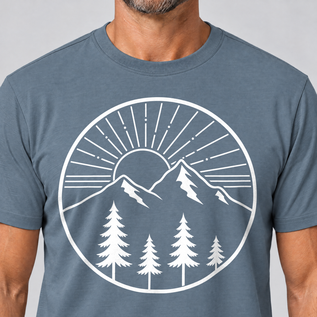 Nahaufnahme des Drucks: Bergmorgen – T-Shirt Unisex in Steinblau, von einem Mann getragen