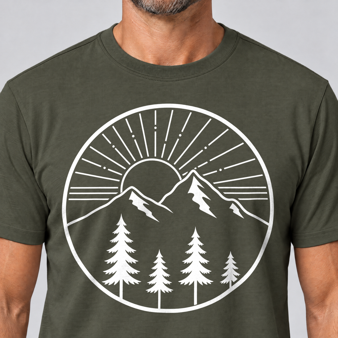 Nahaufnahme des Drucks: Bergmorgen – T-Shirt Unisex in Oliv, von einem Mann getragen