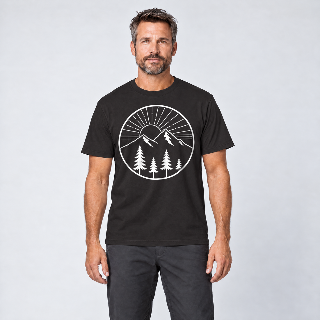 Mann trägt Bergmorgen – T-Shirt Unisex in Schwarz, Ansicht von vorn