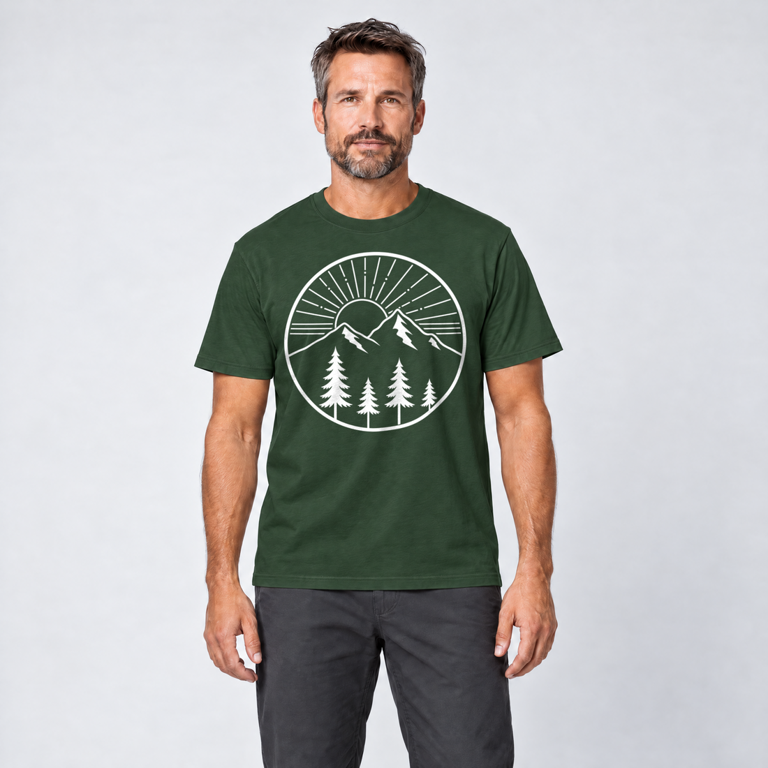 Mann trägt Bergmorgen – T-Shirt Unisex in Flaschengrün, Ansicht von vorn