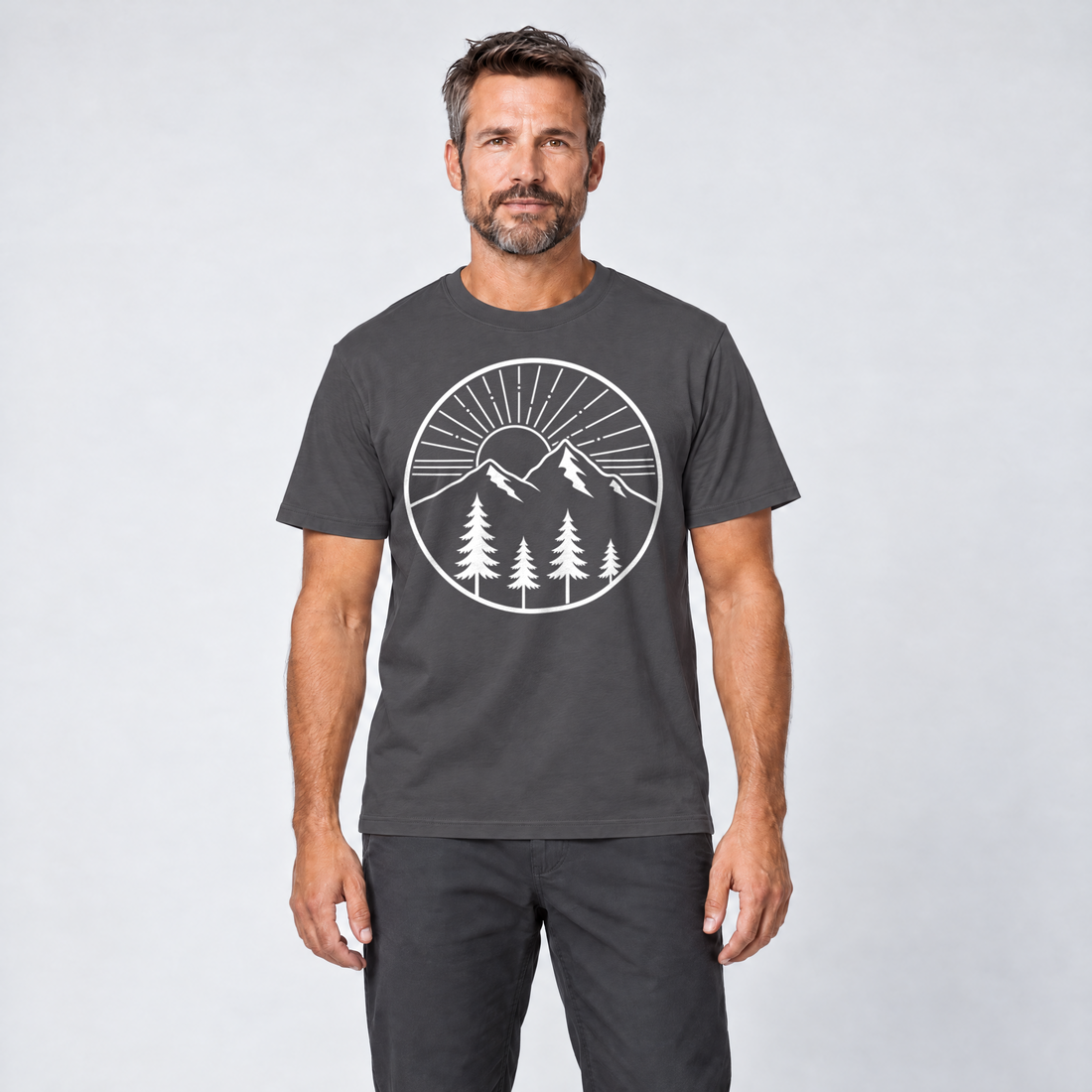 Mann trägt Bergmorgen – T-Shirt Unisex in Dunkelgrau, Ansicht von vorn