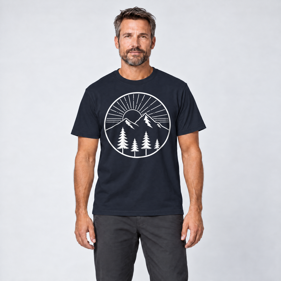 Mann trägt Bergmorgen – T-Shirt Unisex in Navy, Ansicht von vorn