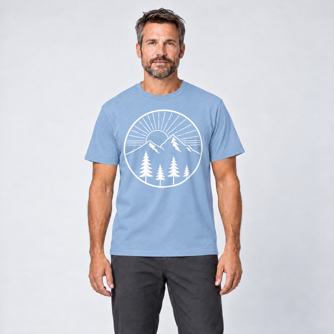 Mann trägt Bergmorgen – T-Shirt Unisex in Himmelblau, Ansicht von vorn