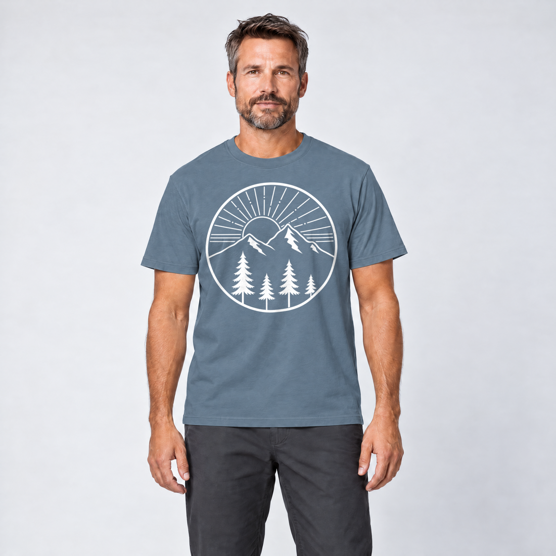 Mann trägt Bergmorgen – T-Shirt Unisex in Steinblau, Ansicht von vorn