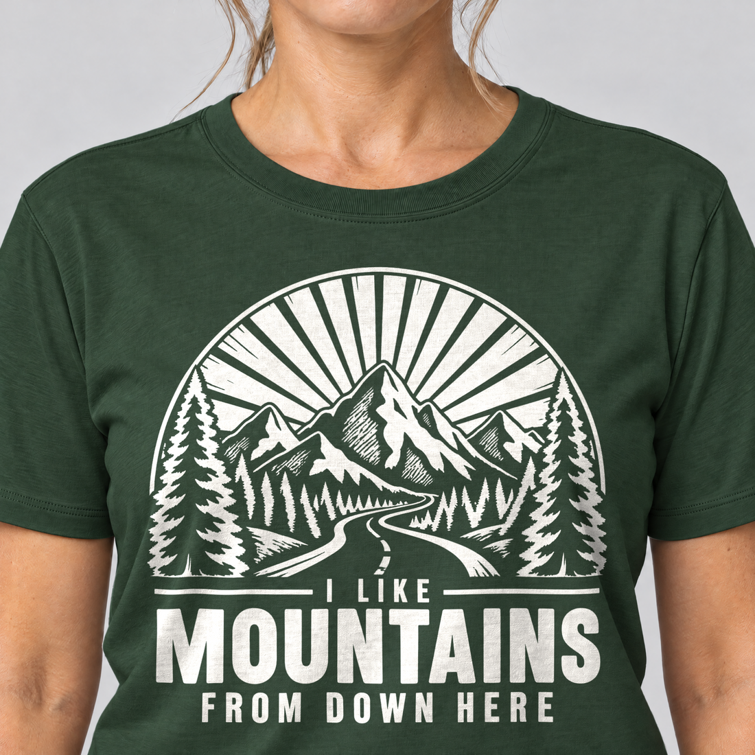 Nahaufnahme des Drucks: I like mountains from down here – T-Shirt Unisex in Flaschengrün, von einer Frau getragen