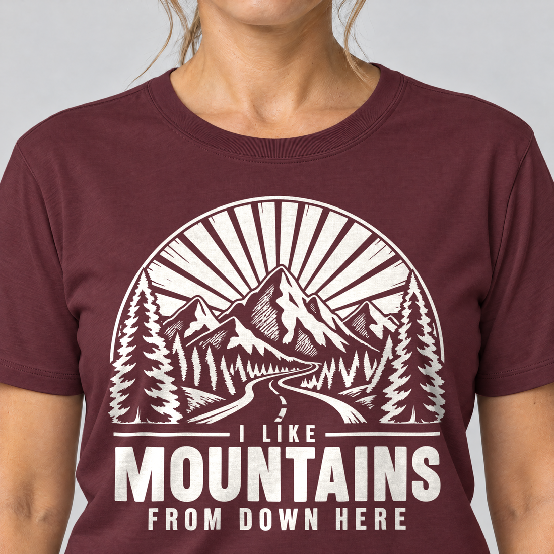 Nahaufnahme des Drucks: I like mountains from down here – T-Shirt Unisex in Bordeaux, von einer Frau getragen