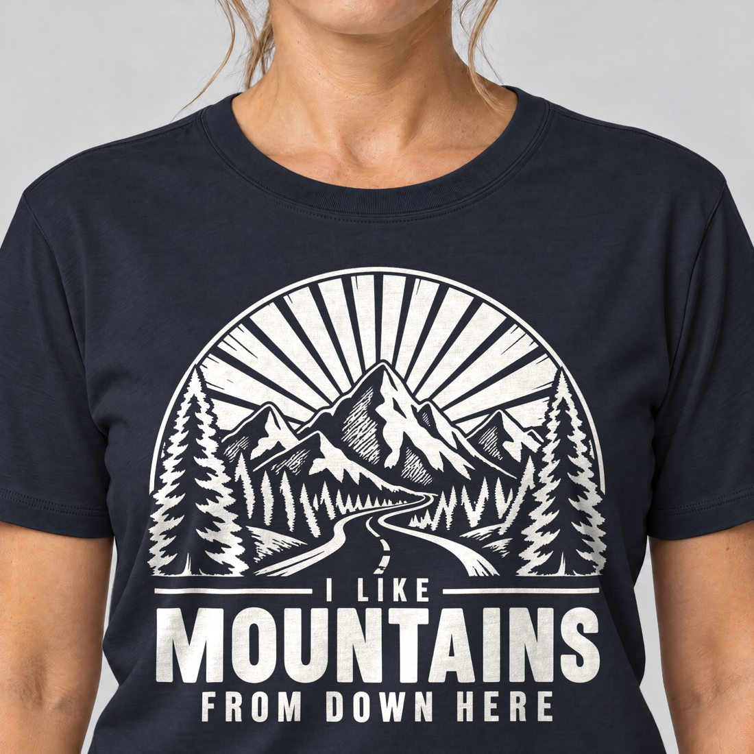 Nahaufnahme des Drucks: I like mountains from down here – T-Shirt Unisex in Navy, von einer Frau getragen