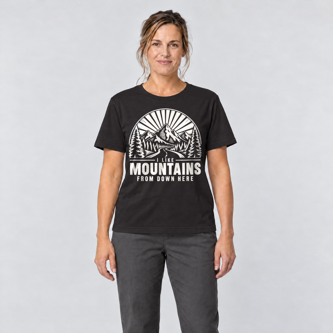 Frau trägt I like mountains from down here – T-Shirt Unisex in Schwarz, Ansicht von vorn