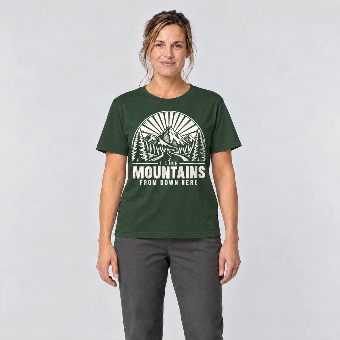 Frau trägt I like mountains from down here – T-Shirt Unisex in Flaschengrün, Ansicht von vorn