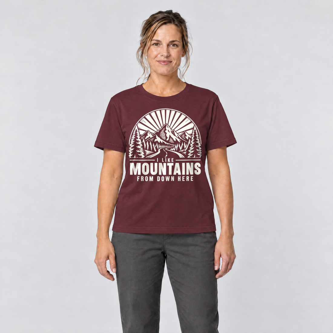 Frau trägt I like mountains from down here – T-Shirt Unisex in Bordeaux, Ansicht von vorn