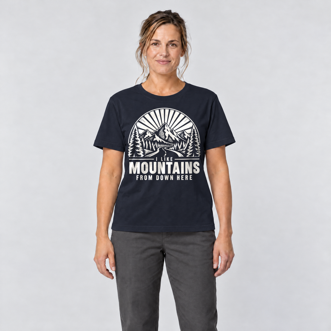 Frau trägt I like mountains from down here – T-Shirt Unisex in Navy, Ansicht von vorn