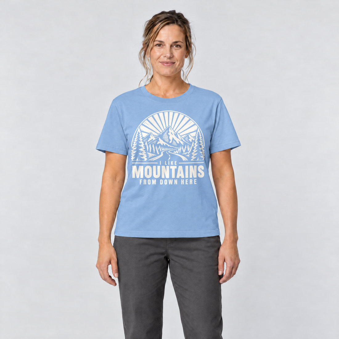 Frau trägt I like mountains from down here – T-Shirt Unisex in Himmelblau, Ansicht von vorn