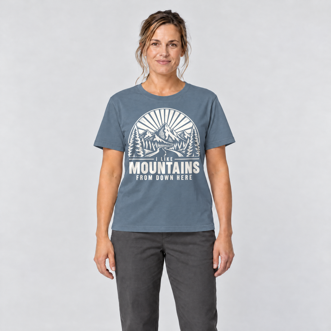 Frau trägt I like mountains from down here – T-Shirt Unisex in Steinblau, Ansicht von vorn