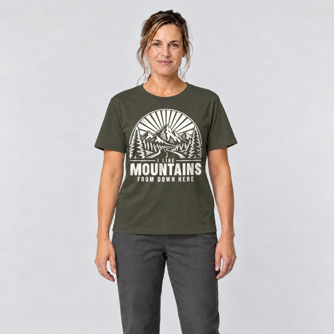 Frau trägt I like mountains from down here – T-Shirt Unisex in Oliv, Ansicht von vorn