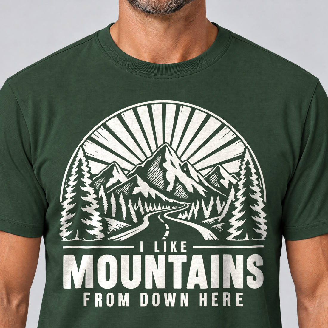 Nahaufnahme des Drucks: I like mountains from down here – T-Shirt Unisex in Flaschengrün, von einem Mann getragen