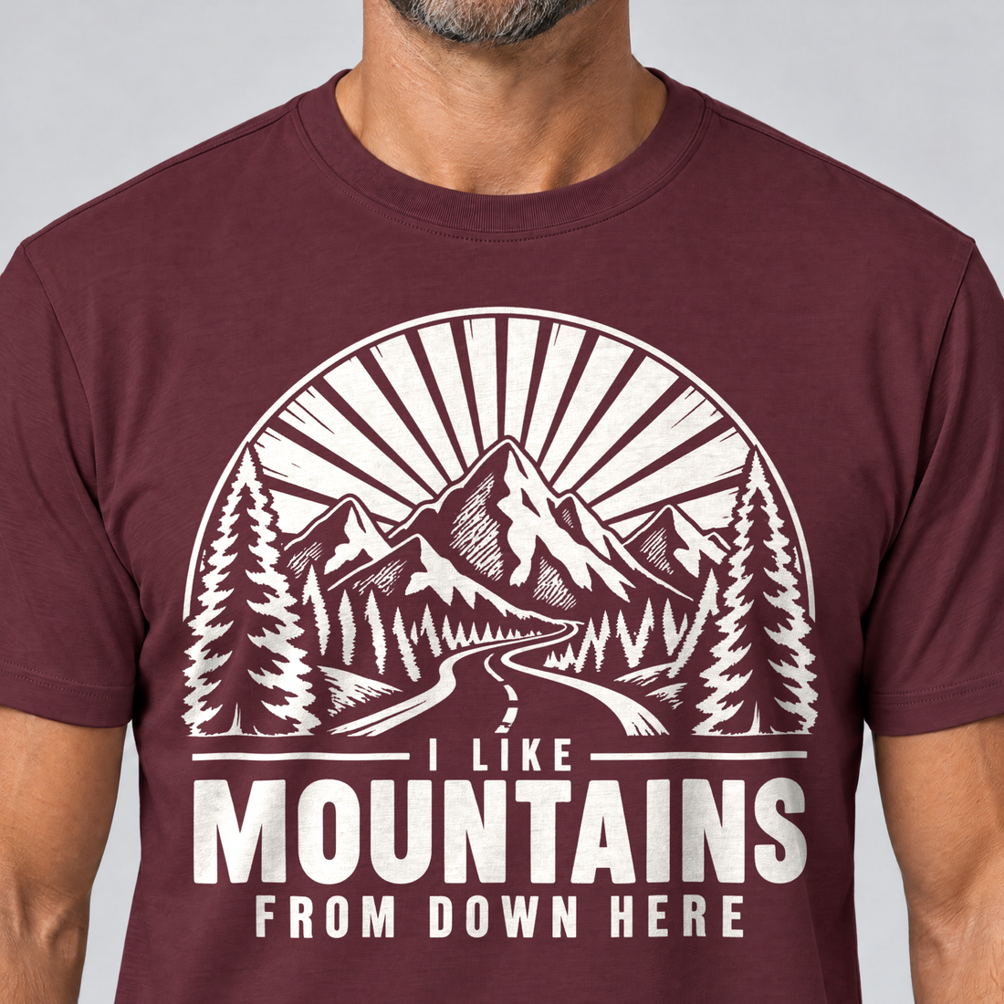 Nahaufnahme des Drucks: I like mountains from down here – T-Shirt Unisex in Bordeaux, von einem Mann getragen