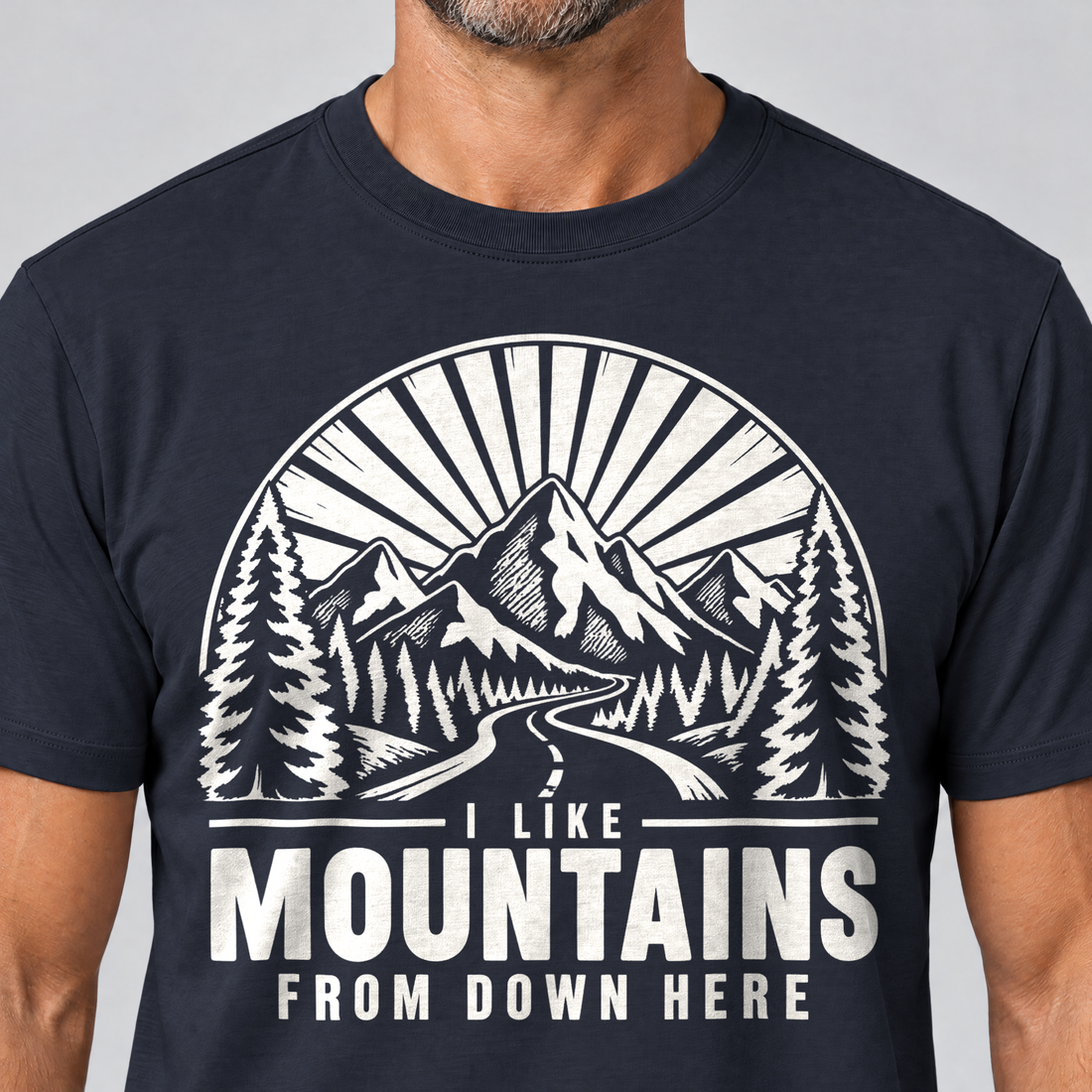 Nahaufnahme des Drucks: I like mountains from down here – T-Shirt Unisex in Navy, von einem Mann getragen
