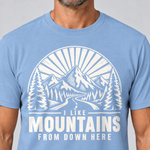 Nahaufnahme des Drucks: I like mountains from down here – T-Shirt Unisex in Himmelblau, von einem Mann getragen