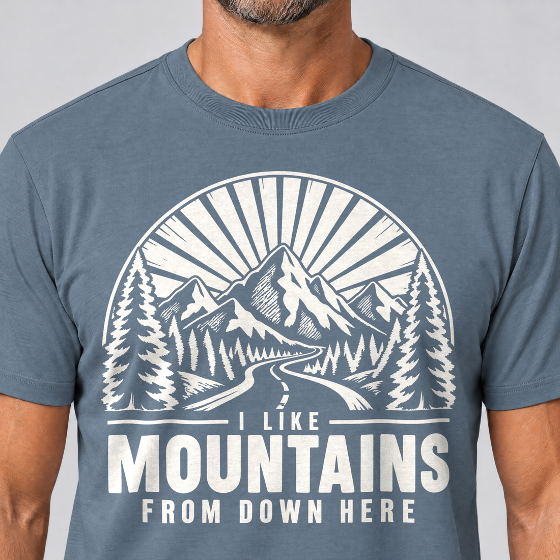Nahaufnahme des Drucks: I like mountains from down here – T-Shirt Unisex in Steinblau, von einem Mann getragen