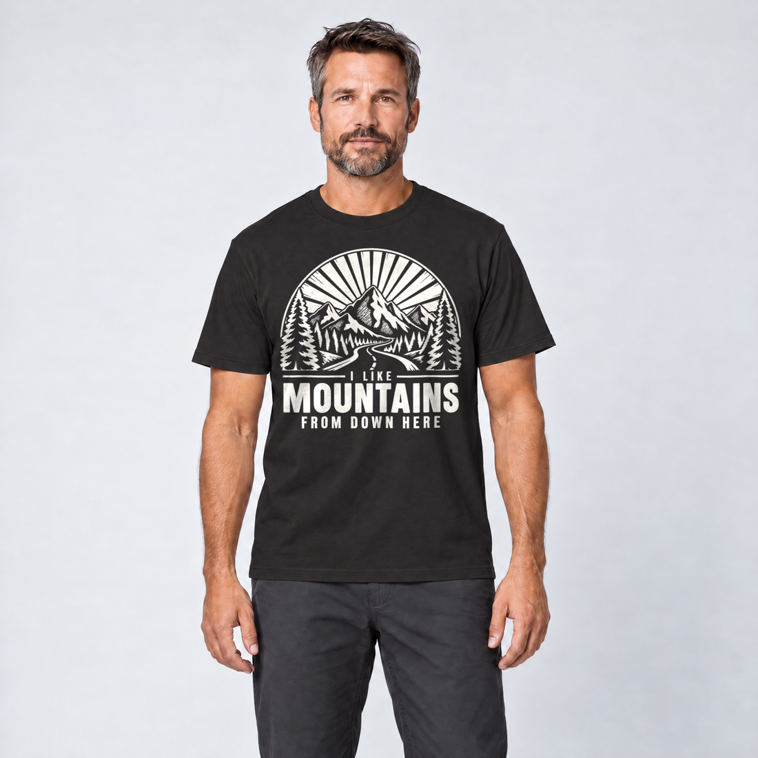 Mann trägt I like mountains from down here – T-Shirt Unisex in Schwarz, Ansicht von vorn