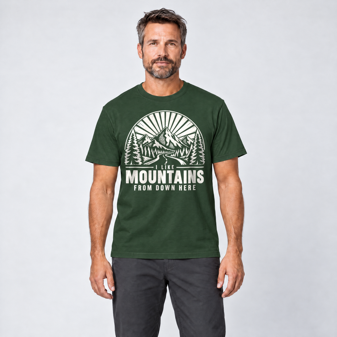 Mann trägt I like mountains from down here – T-Shirt Unisex in Flaschengrün, Ansicht von vorn