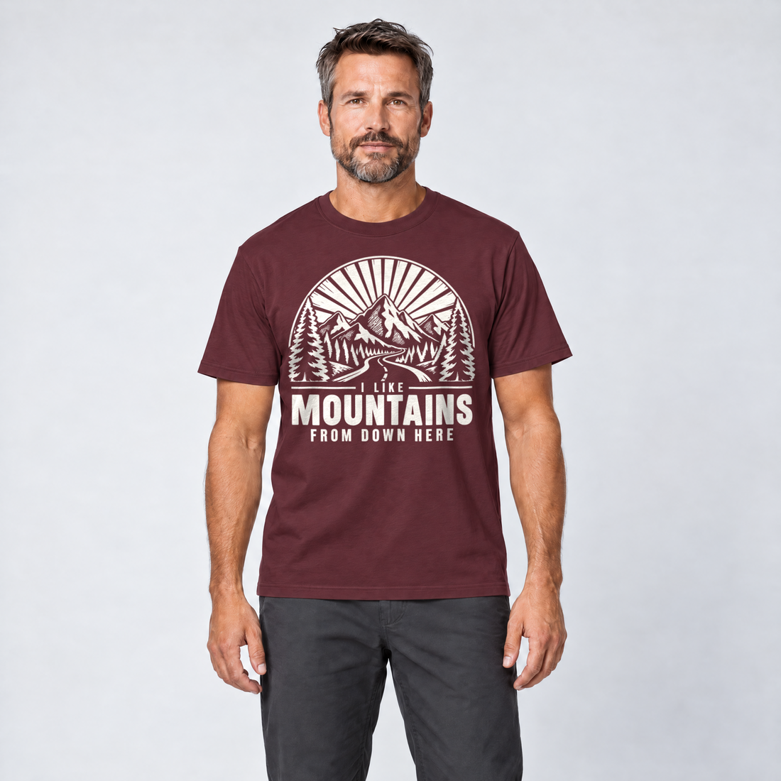 Mann trägt I like mountains from down here – T-Shirt Unisex in Bordeaux, Ansicht von vorn