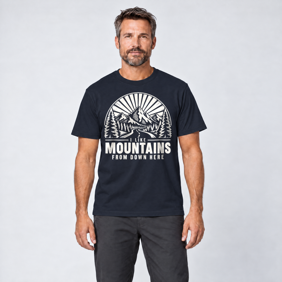 Mann trägt I like mountains from down here – T-Shirt Unisex in Navy, Ansicht von vorn