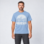 Mann trägt I like mountains from down here – T-Shirt Unisex in Himmelblau, Ansicht von vorn