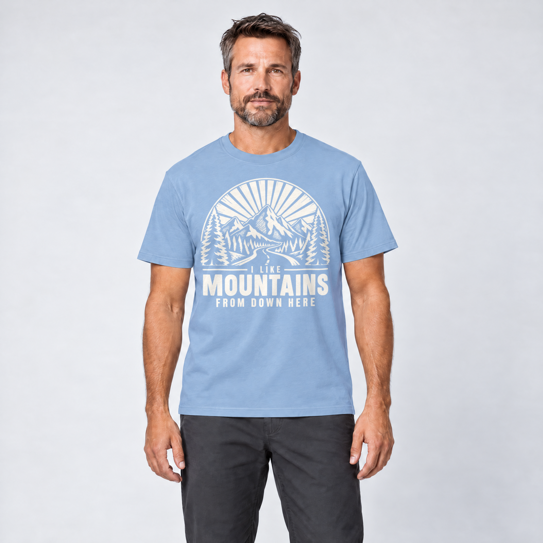Mann trägt I like mountains from down here – T-Shirt Unisex in Himmelblau, Ansicht von vorn