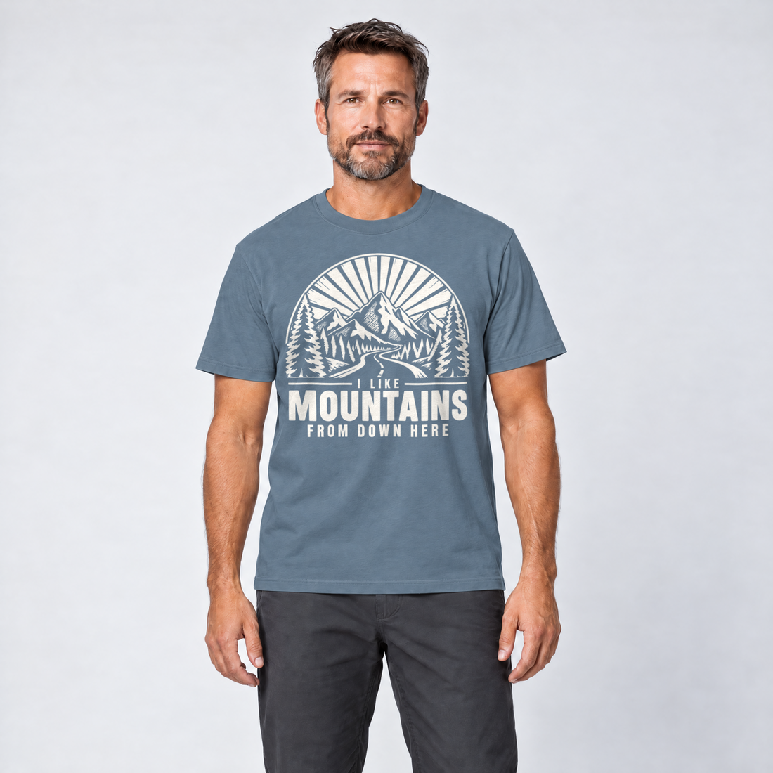 Mann trägt I like mountains from down here – T-Shirt Unisex in Steinblau, Ansicht von vorn