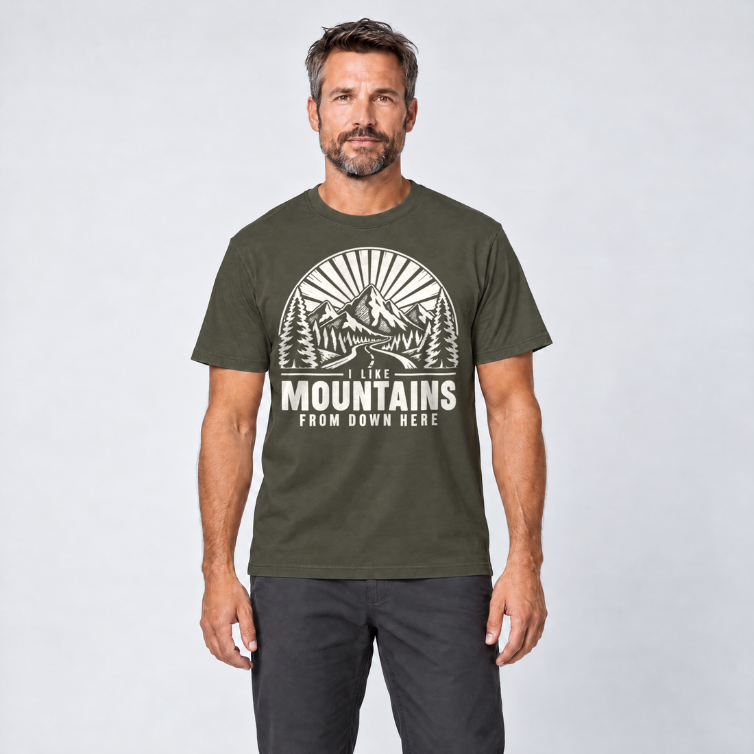 Mann trägt I like mountains from down here – T-Shirt Unisex in Oliv, Ansicht von vorn