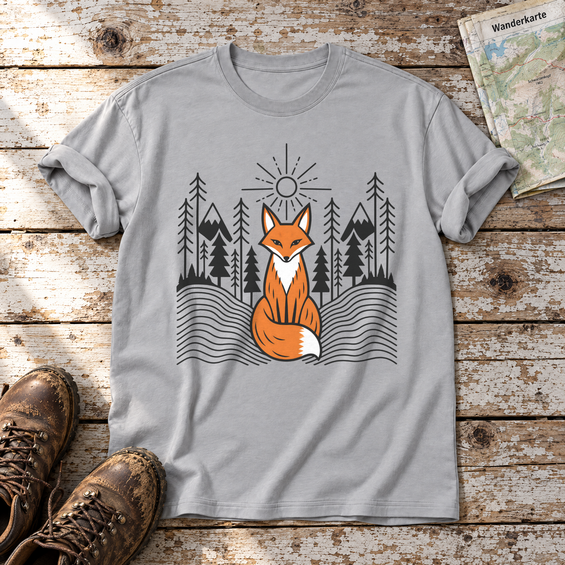Fuchs im Tannenwald – T-Shirt Unisex in Hellgrau, flach liegend auf alten Holzbrettern mit Wanderschuhen und Wanderkarte.