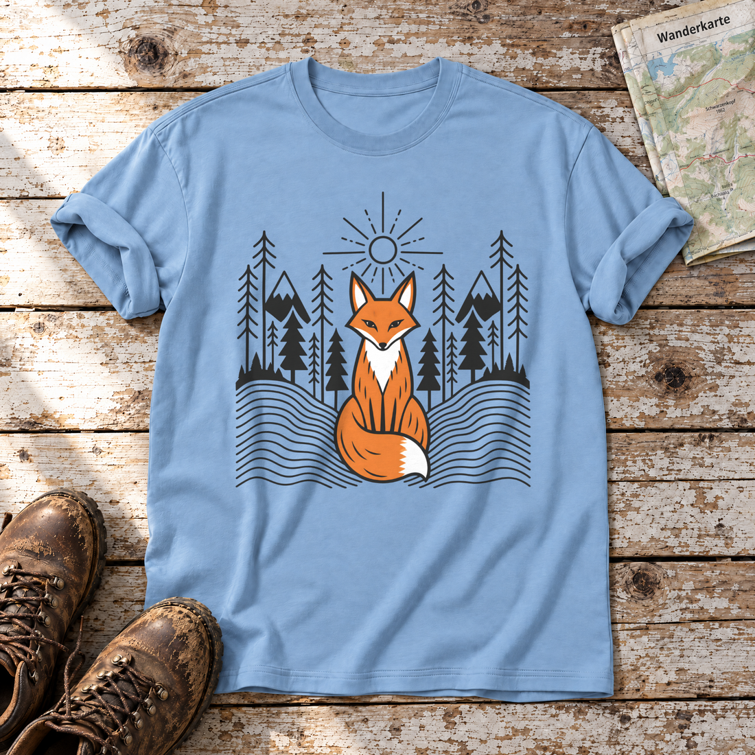 Fuchs im Tannenwald – T-Shirt Unisex in Himmelblau, flach liegend auf alten Holzbrettern mit Wanderschuhen und Wanderkarte.