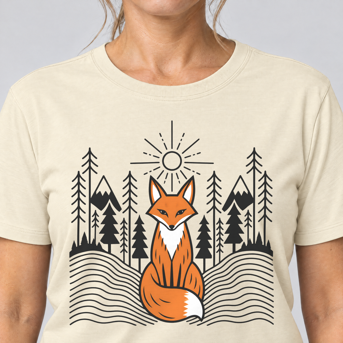 Nahaufnahme des Drucks: Fuchs im Tannenwald – T-Shirt Unisex in Natur, von einer Frau getragen