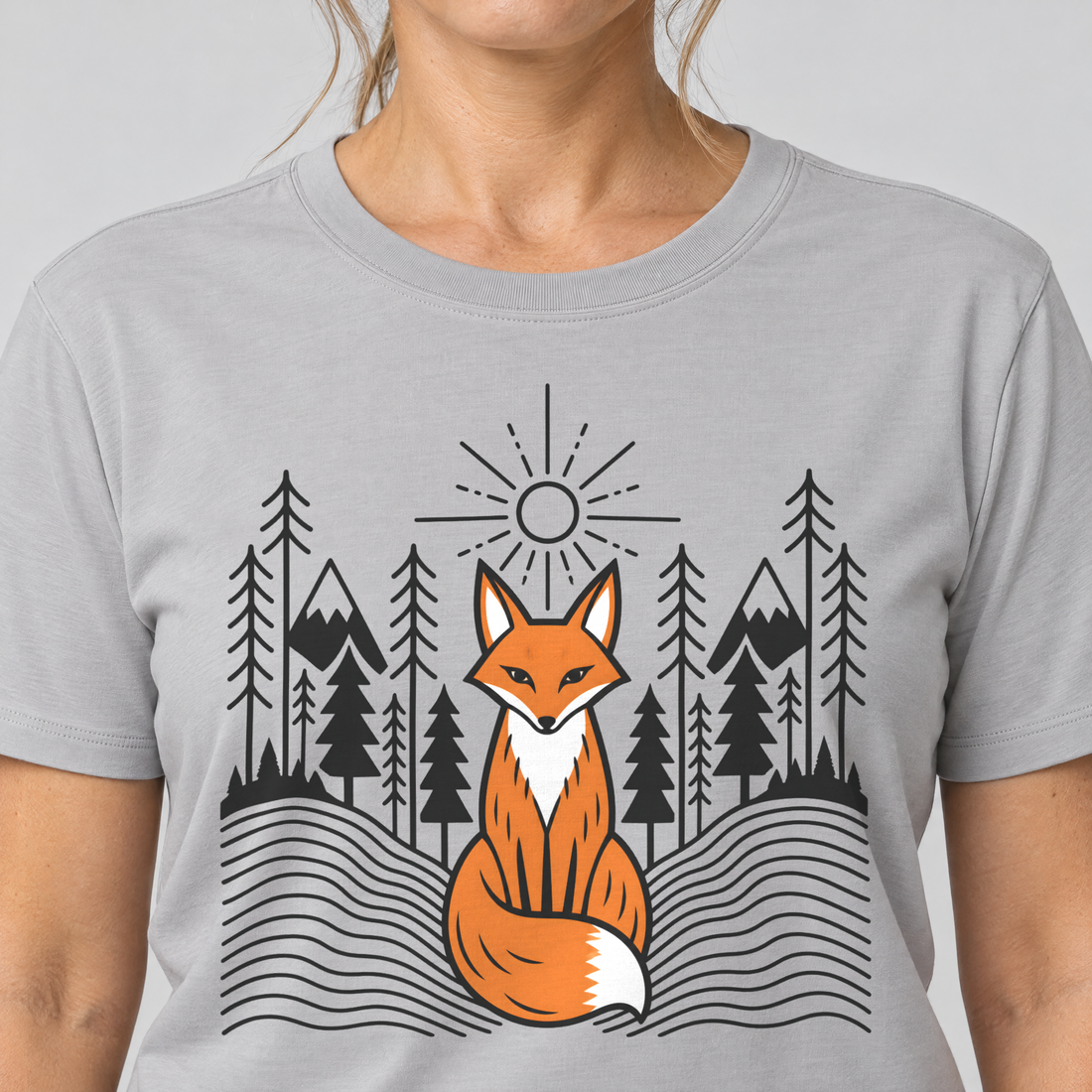 Nahaufnahme des Drucks: Fuchs im Tannenwald – T-Shirt Unisex in Hellgrau, von einer Frau getragen