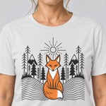 Nahaufnahme des Drucks: Fuchs im Tannenwald – T-Shirt Unisex in Weiß, von einer Frau getragen
