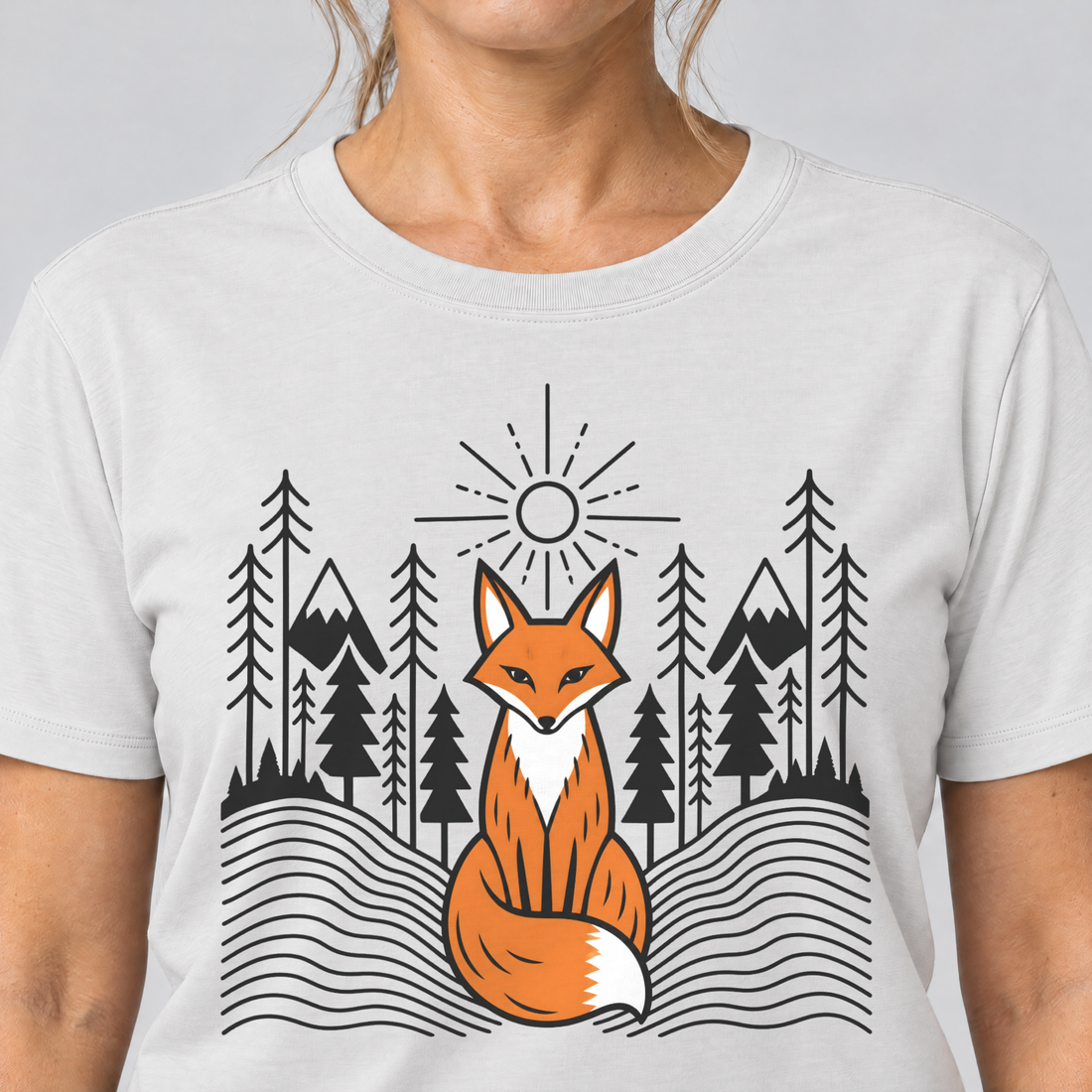 Nahaufnahme des Drucks: Fuchs im Tannenwald – T-Shirt Unisex in Weiß, von einer Frau getragen