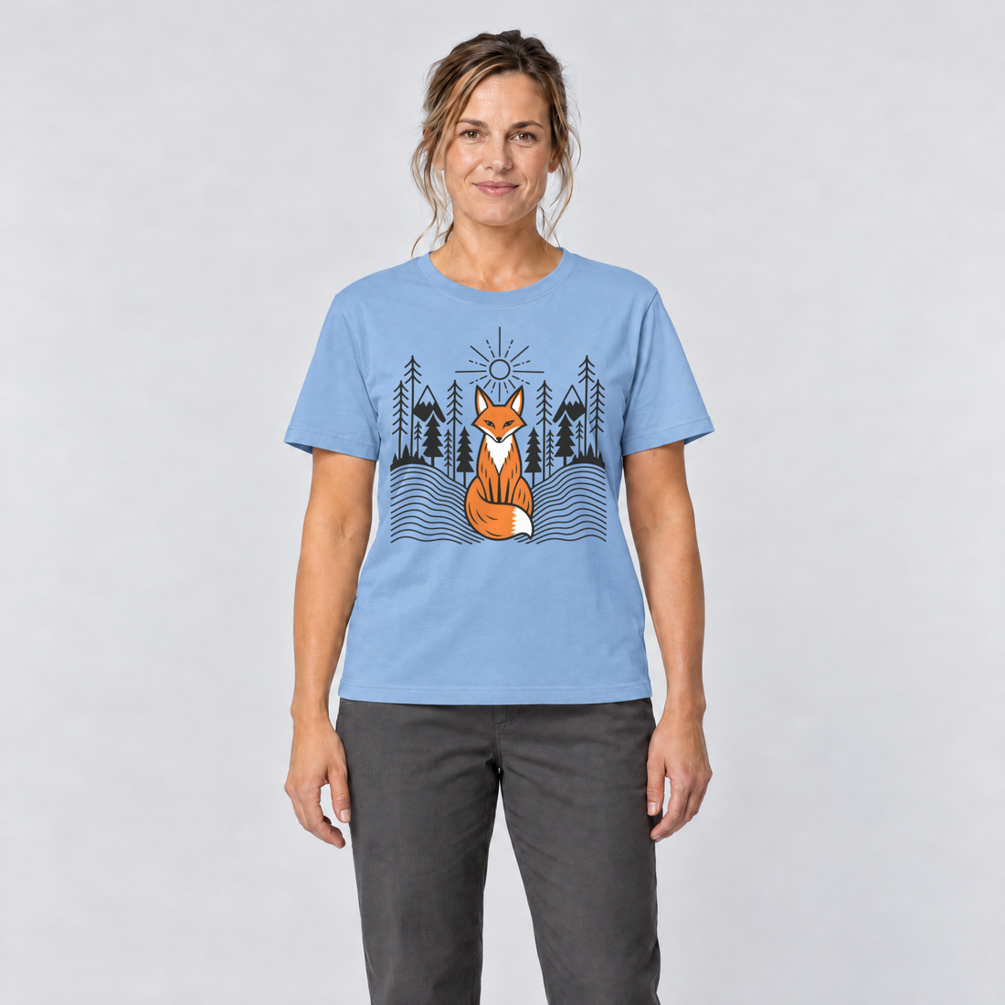 Frau trägt Fuchs im Tannenwald – T-Shirt Unisex in Himmelblau, Ansicht von vorn