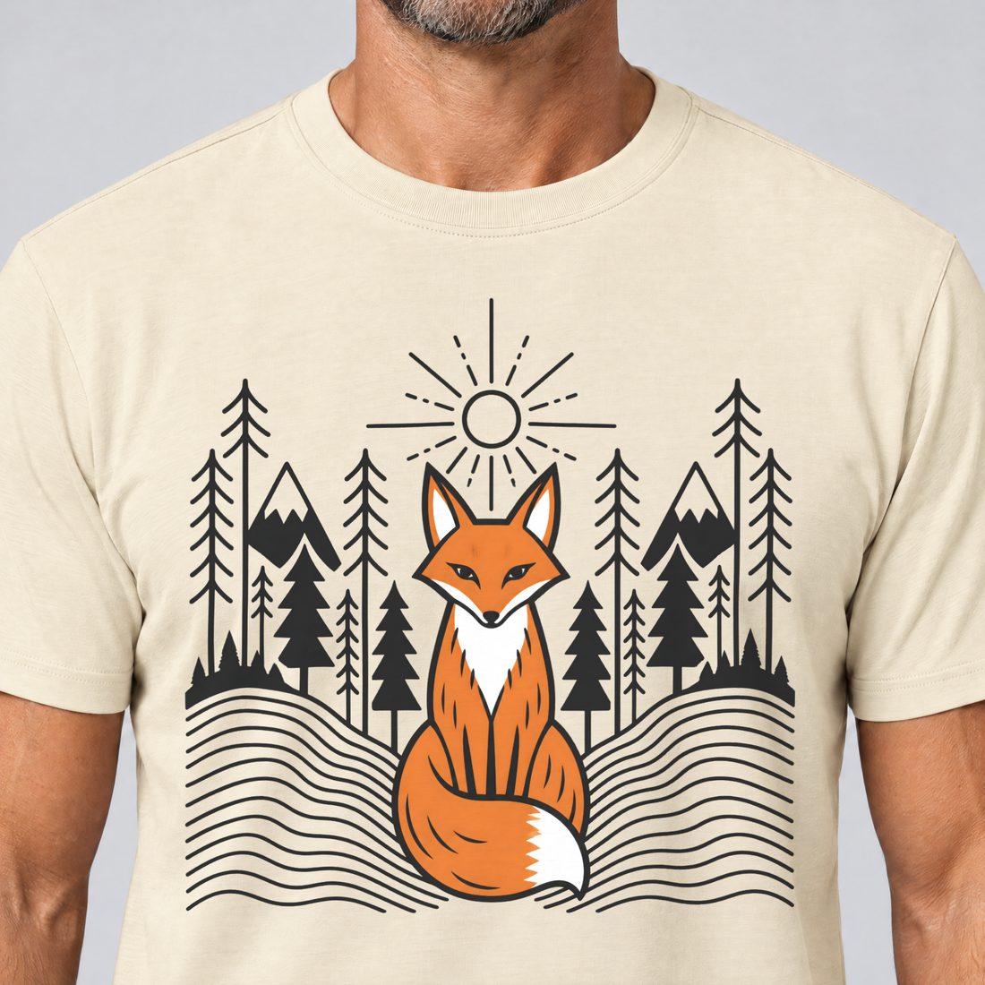 Nahaufnahme des Drucks: Fuchs im Tannenwald – T-Shirt Unisex in Natur, von einem Mann getragen