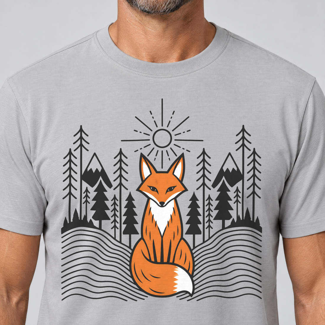 Nahaufnahme des Drucks: Fuchs im Tannenwald – T-Shirt Unisex in Hellgrau, von einem Mann getragen