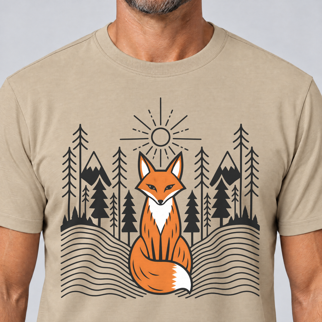 Nahaufnahme des Drucks: Fuchs im Tannenwald – T-Shirt Unisex in Sand, von einem Mann getragen