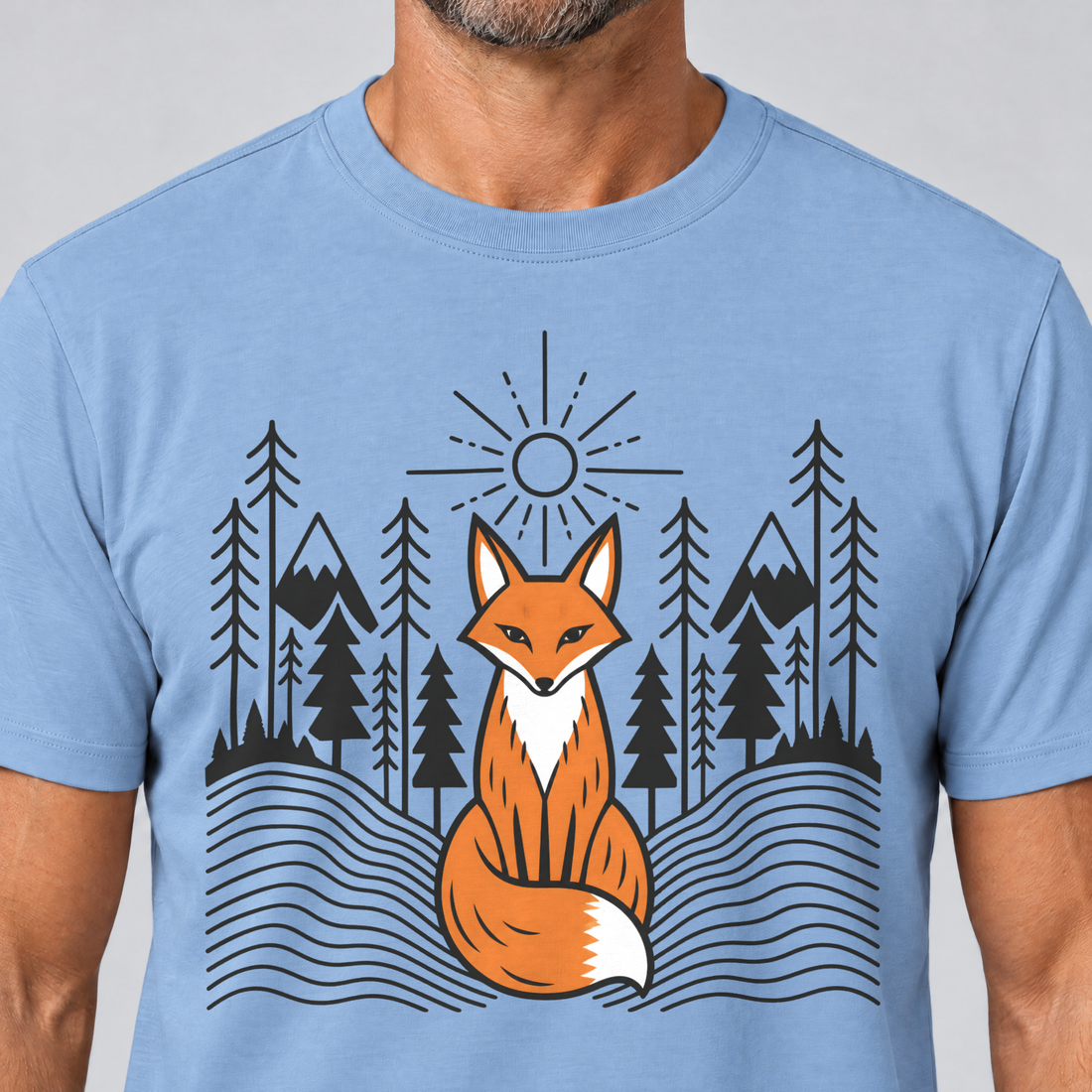 Nahaufnahme des Drucks: Fuchs im Tannenwald – T-Shirt Unisex in Himmelblau, von einem Mann getragen